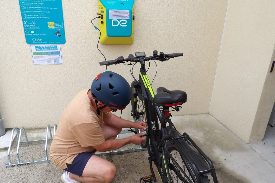 La Loge Gasconne complète ses exclusivités de conciergerie avec un  équipement innovant : une borne de recharge accélérée pour Vélo à  Assistance Electrique (VAE)